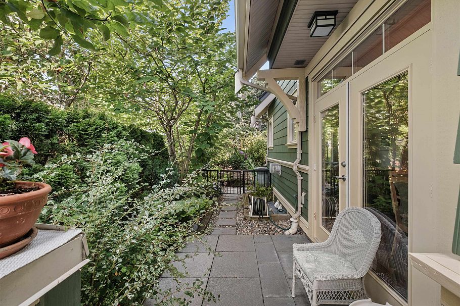261 E Queens Road North Vancouver, BC - 25