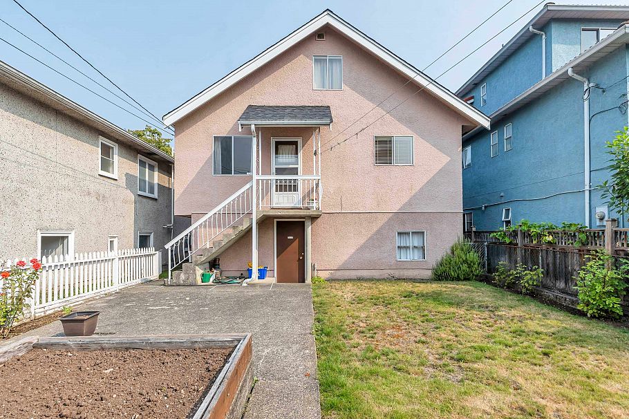 2560 Adanac Street Vancouver, BC - 22