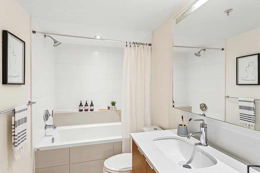 210 1677 Lloyd Avenue North Vancouver, BC - 20