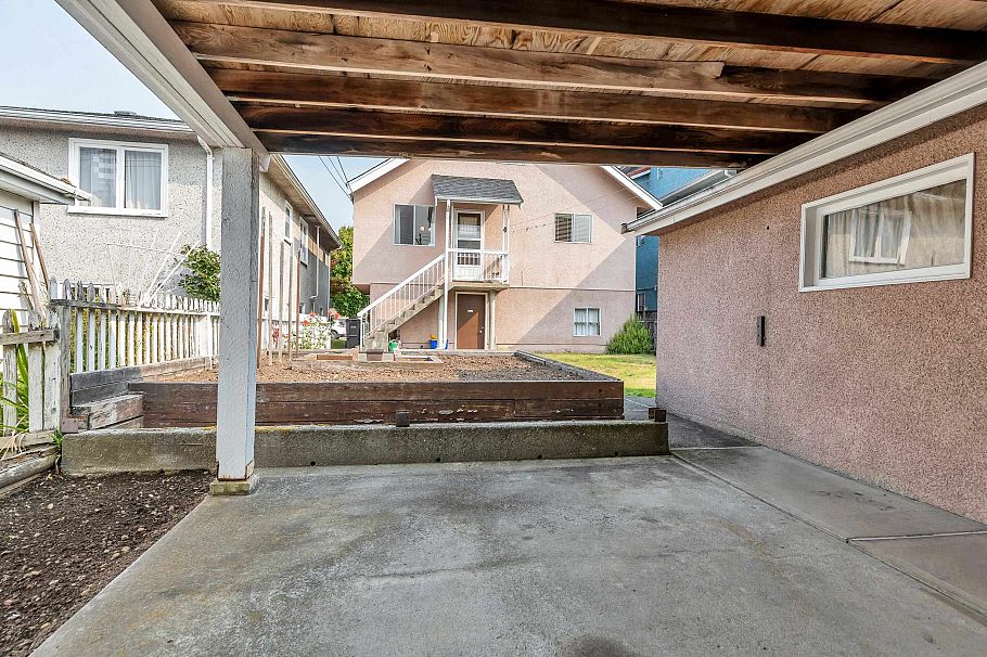 2560 Adanac Street Vancouver, BC - 27