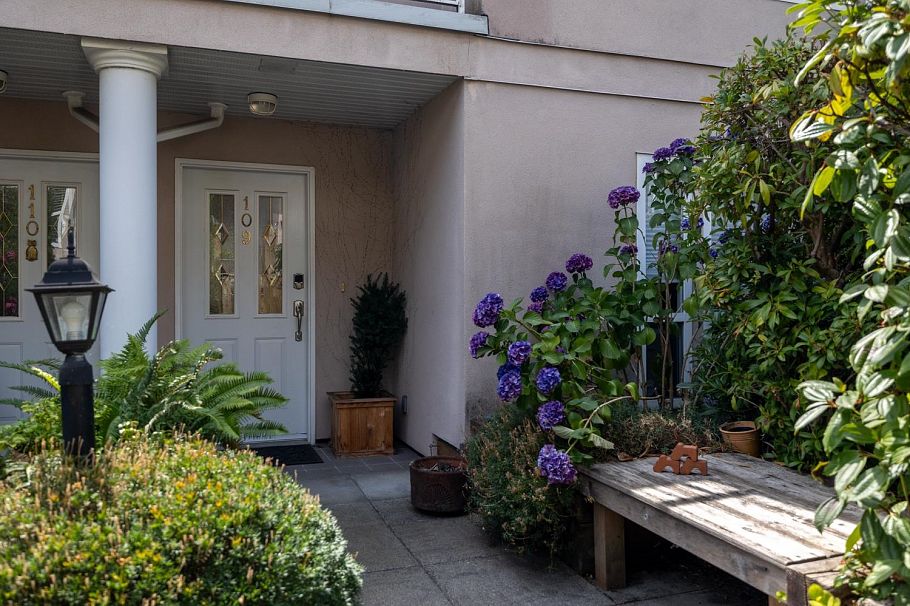 109 225 E 6th Street North Vancouver, BC - 2