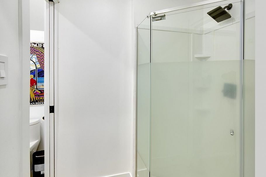 2977 W 6th Avenue Vancouver, BC - 23