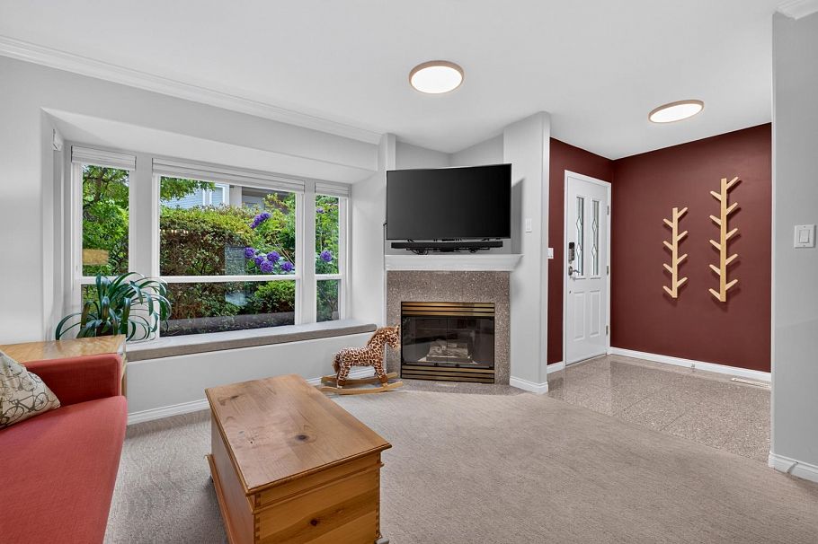 109 225 E 6th Street North Vancouver, BC - 3
