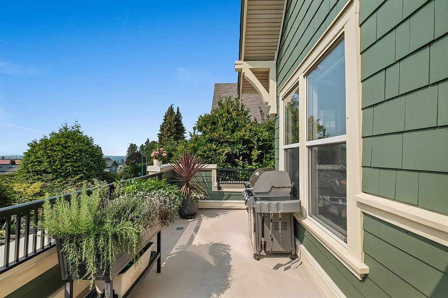 261 E Queens Road North Vancouver, BC - 23