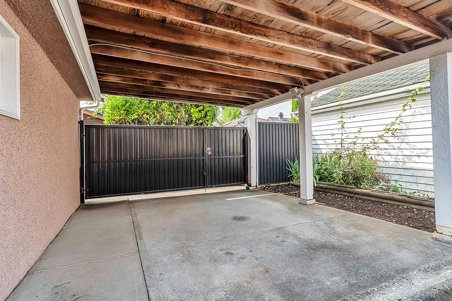 2560 Adanac Street Vancouver, BC - 26