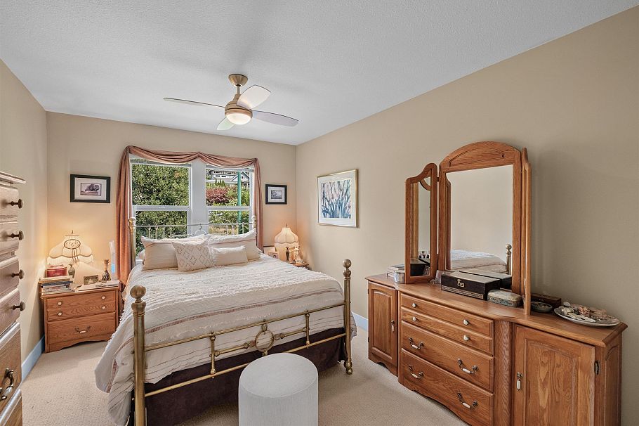 261 E Queens Road North Vancouver, BC - 16