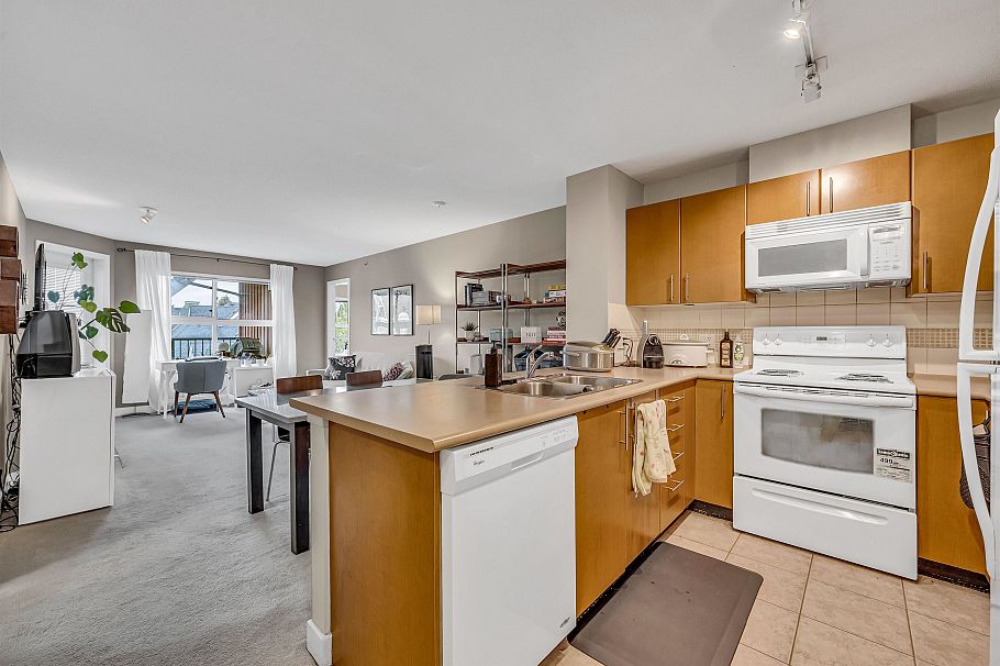 403 7088 Mont Royal Square Vancouver, BC - 3