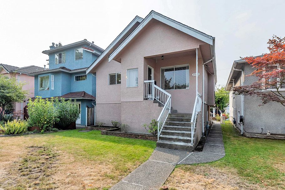 2560 Adanac Street Vancouver, BC - 2