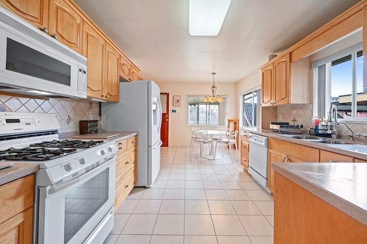 3136 E 53rd Avenue Vancouver, BC - 10