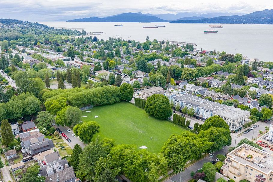 3226 W 5th Avenue Vancouver, BC - 35