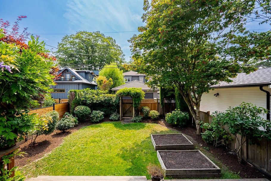 242 W 21st Avenue Vancouver, BC - 40