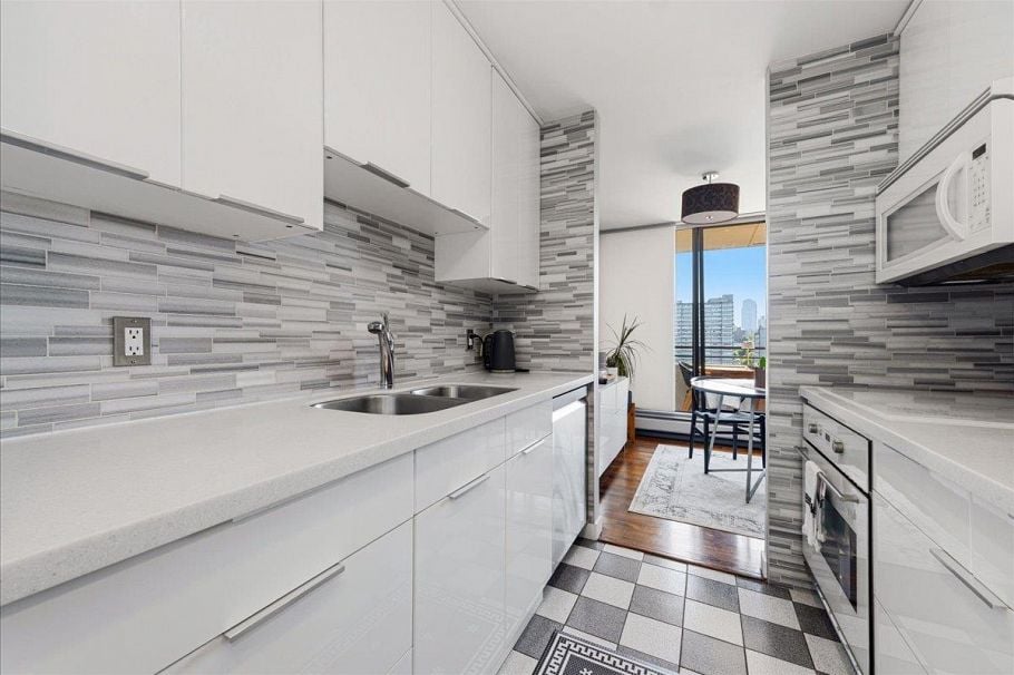 1503 1816 Haro Street Vancouver, BC - 3