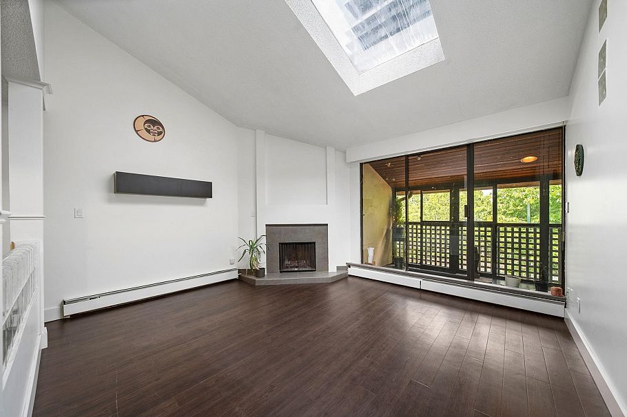 304 141 W 13th Street North Vancouver, BC - 1
