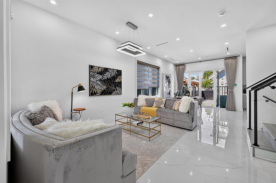 425 E 56th Avenue Vancouver, BC - 7