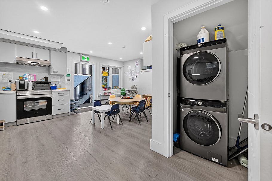 425 E 56th Avenue Vancouver, BC - 39