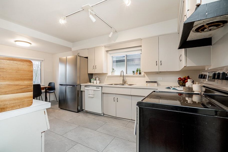 134 W 40th Avenue Vancouver, BC - 4