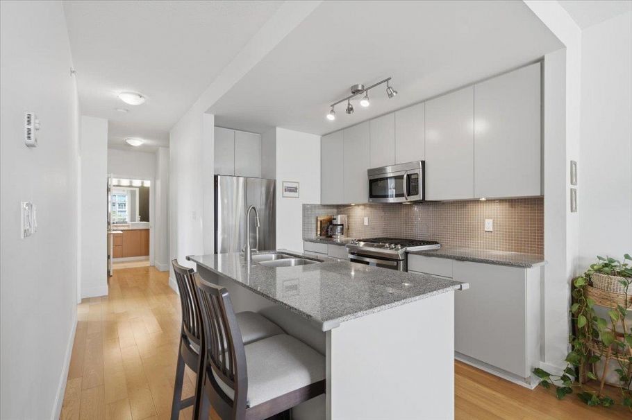 512 298 E 11th Avenue Vancouver, BC - 6
