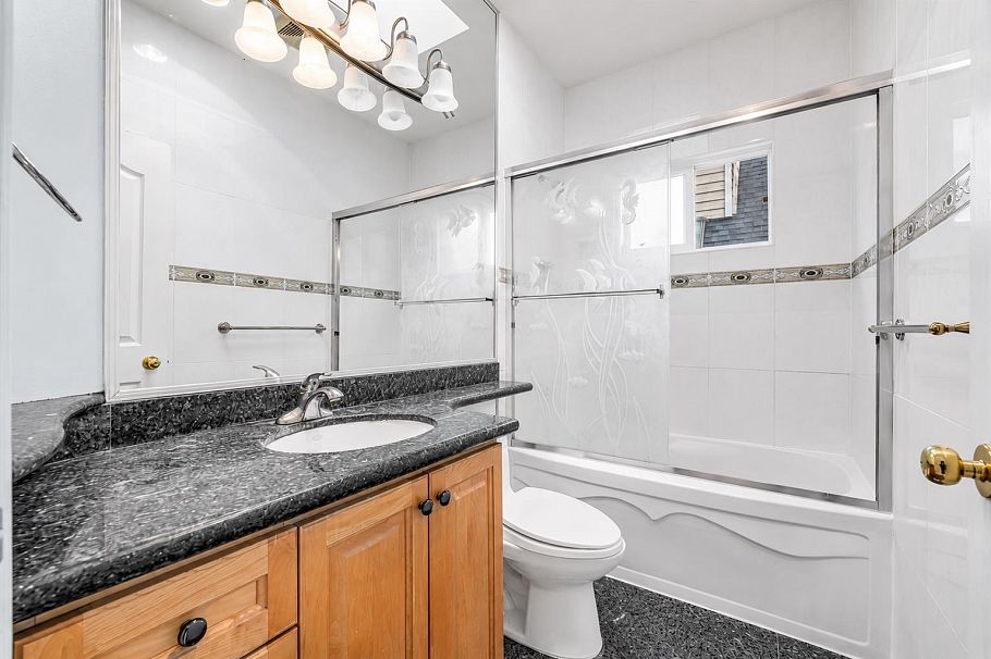 213 W 28th Street North Vancouver, BC - 11