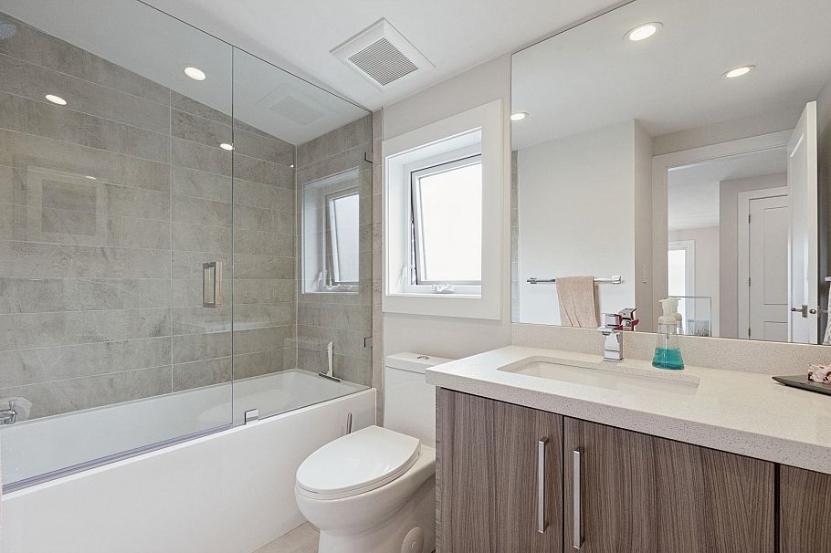 351 W 21st Street North Vancouver, BC - 29