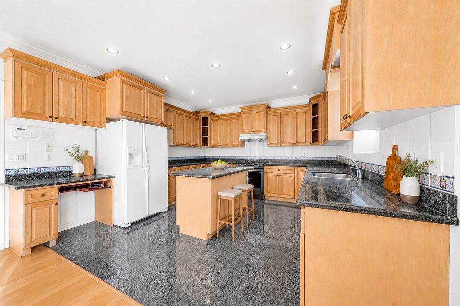 213 W 28th Street North Vancouver, BC - 5
