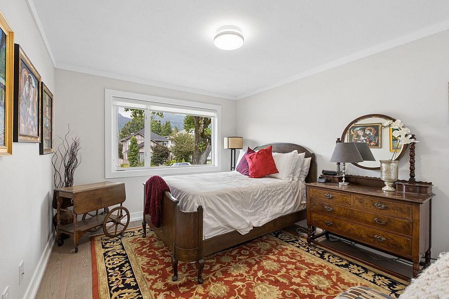 351 W 21st Street North Vancouver, BC - 26
