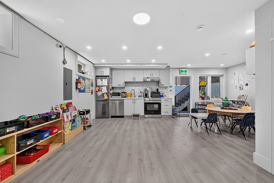 425 E 56th Avenue Vancouver, BC - 35