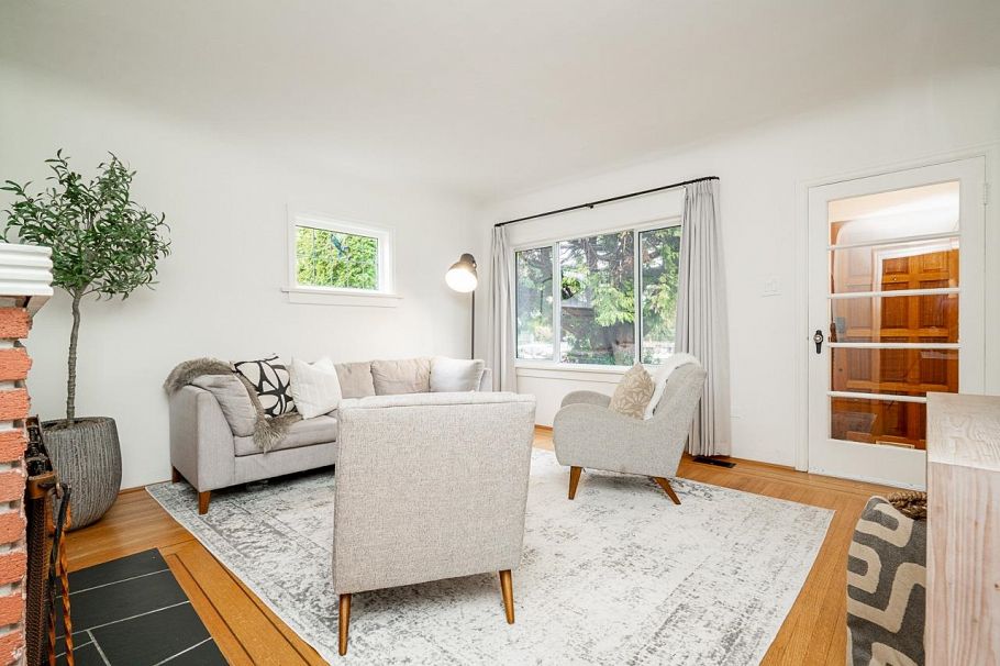 134 W 40th Avenue Vancouver, BC - 2
