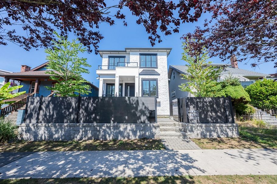 425 E 56th Avenue Vancouver, BC - 2