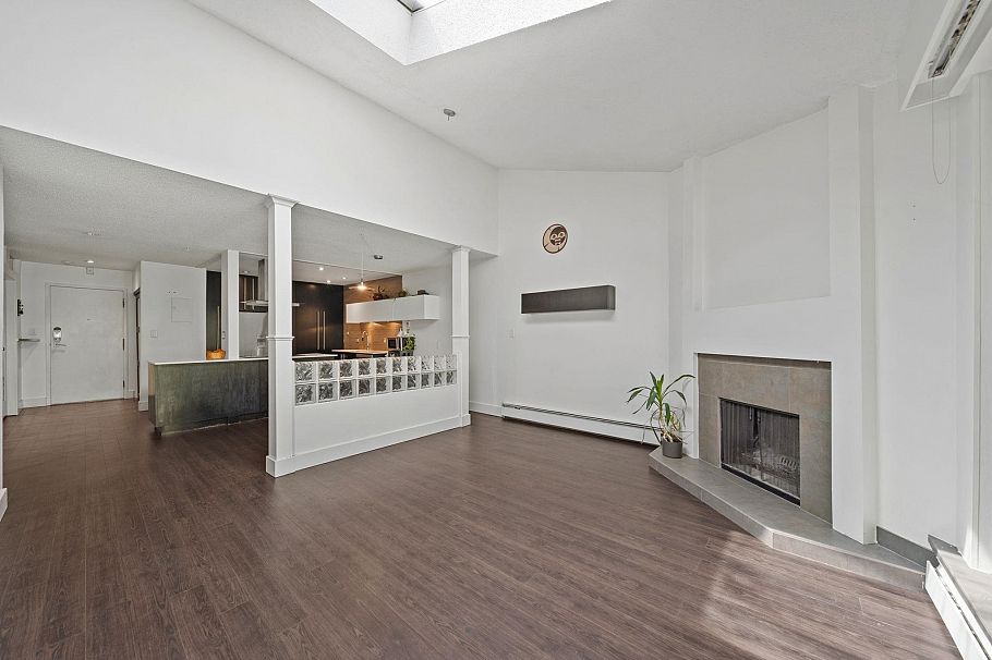 304 141 W 13th Street North Vancouver, BC - 4