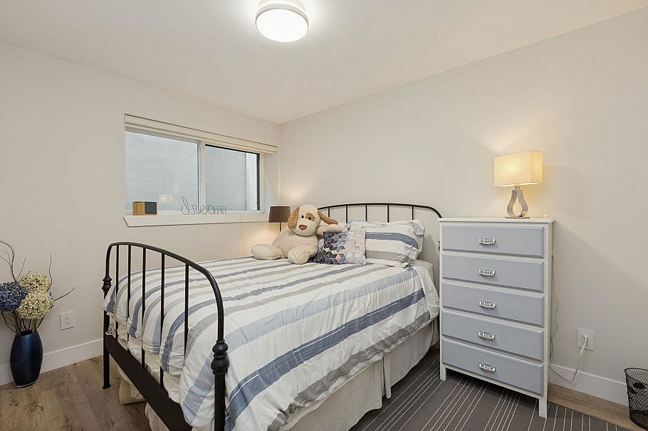 351 W 21st Street North Vancouver, BC - 32