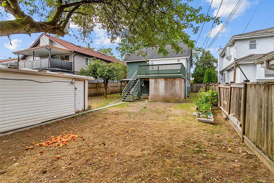 2119 E 30th Avenue Vancouver, BC - 18