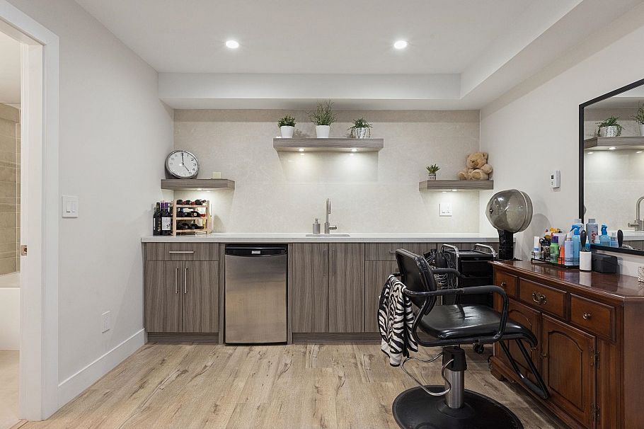 351 W 21st Street North Vancouver, BC - 31
