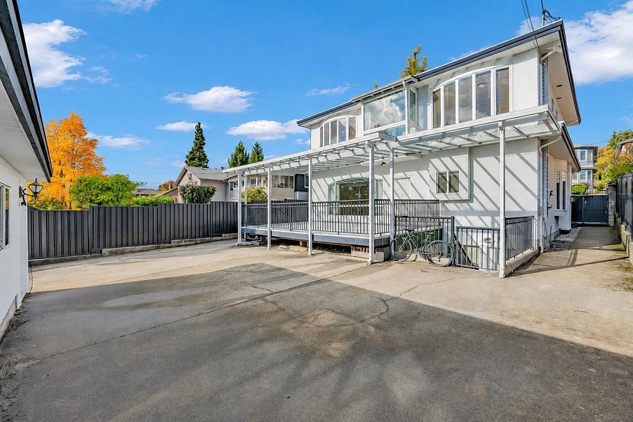 213 W 28th Street North Vancouver, BC - 20