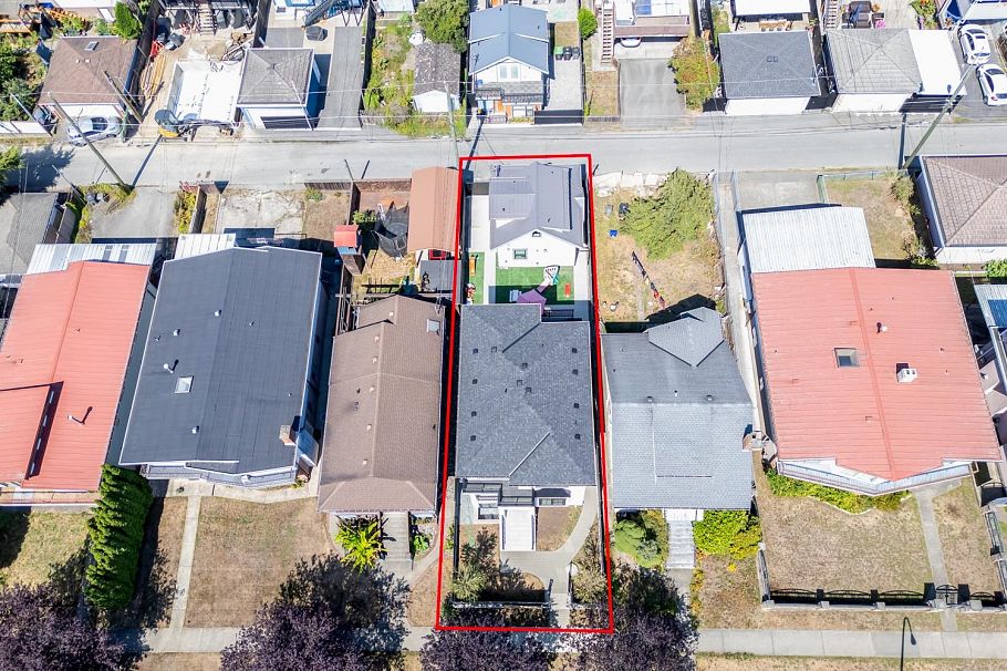 425 E 56th Avenue Vancouver, BC - 3