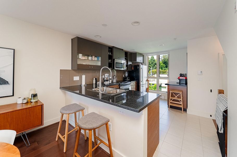 64 728 W 14th Street North Vancouver, BC - 1