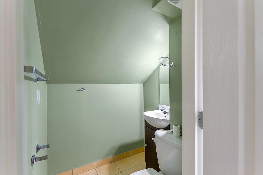2119 E 30th Avenue Vancouver, BC - 10