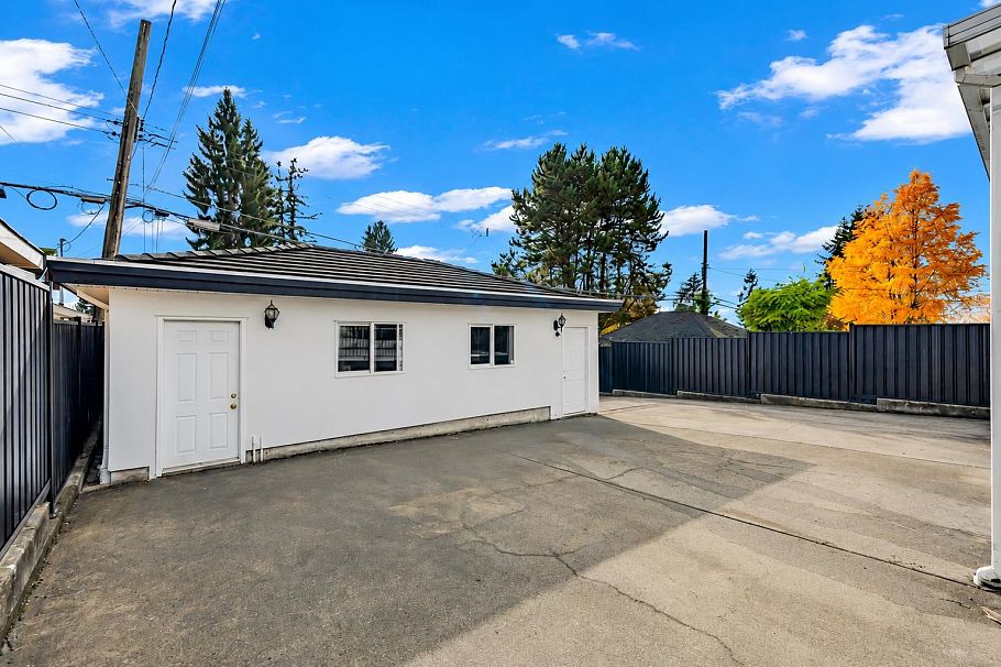 213 W 28th Street North Vancouver, BC - 21