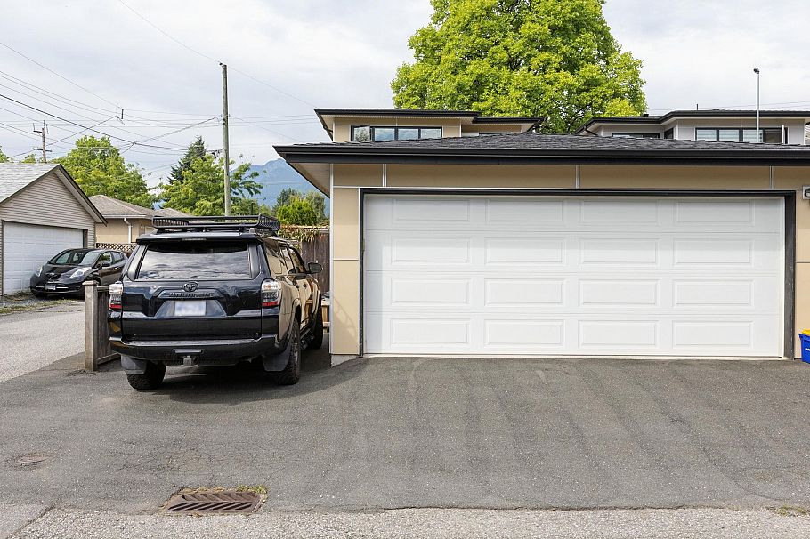 351 W 21st Street North Vancouver, BC - 37