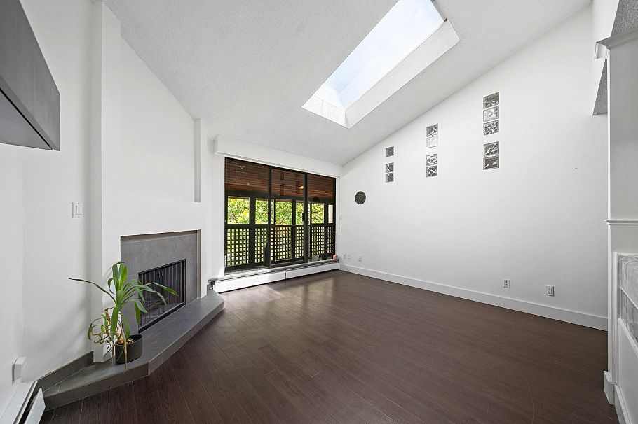 304 141 W 13th Street North Vancouver, BC - 3