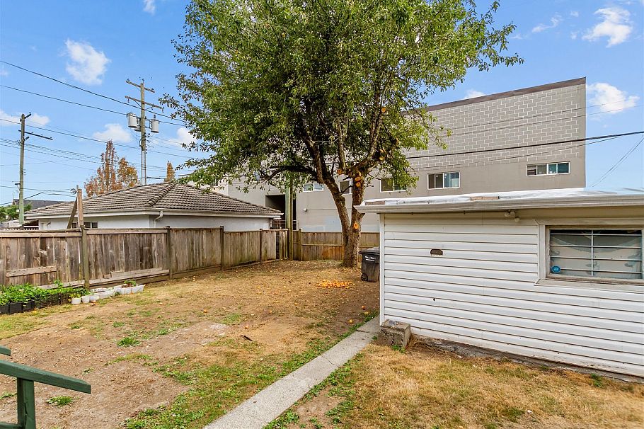 2119 E 30th Avenue Vancouver, BC - 17