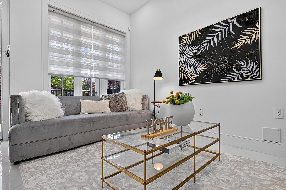 425 E 56th Avenue Vancouver, BC - 4