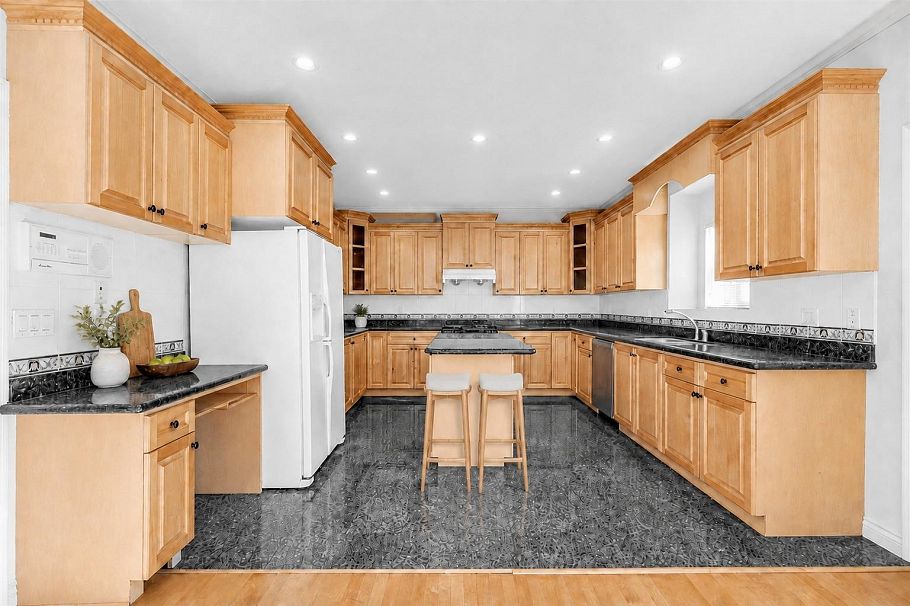 213 W 28th Street North Vancouver, BC - 4