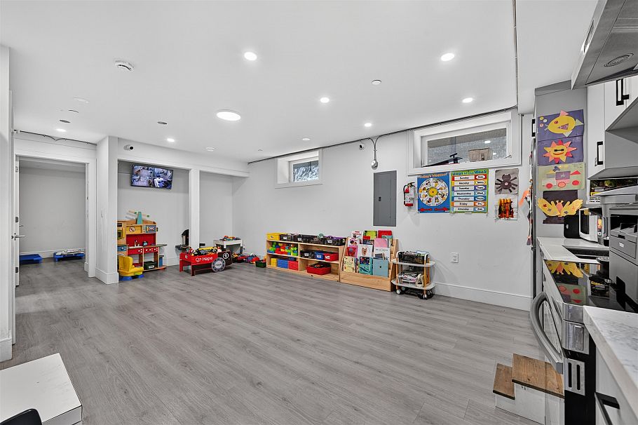 425 E 56th Avenue Vancouver, BC - 38
