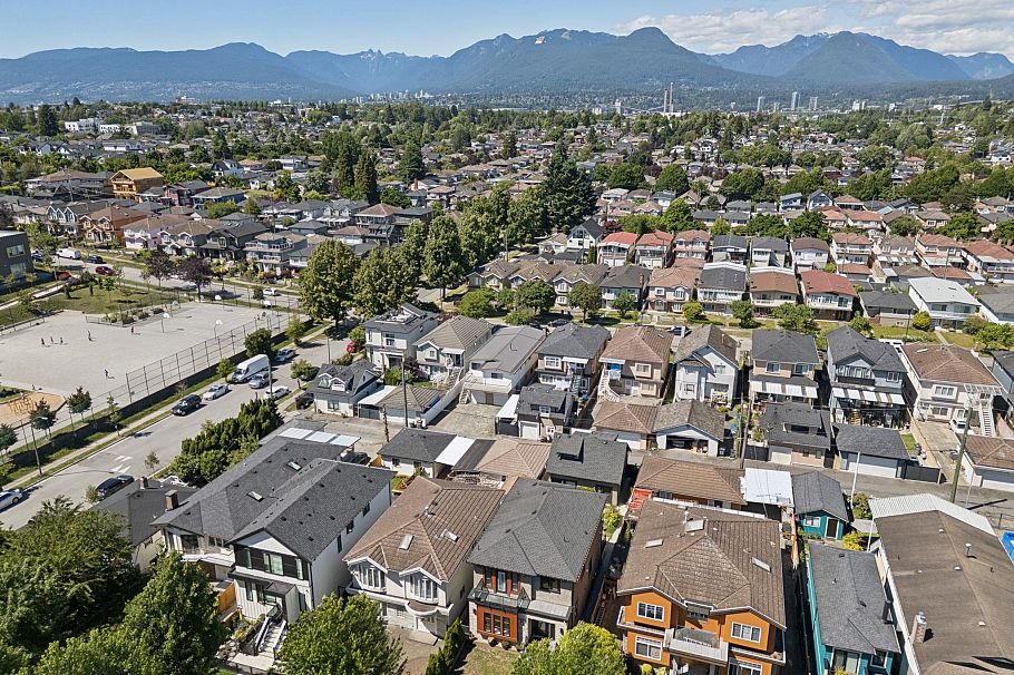 3233 Grant Street Vancouver, BC - 32
