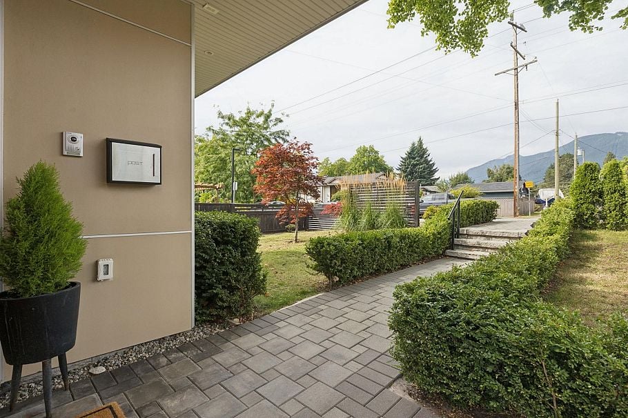 351 W 21st Street North Vancouver, BC - 3