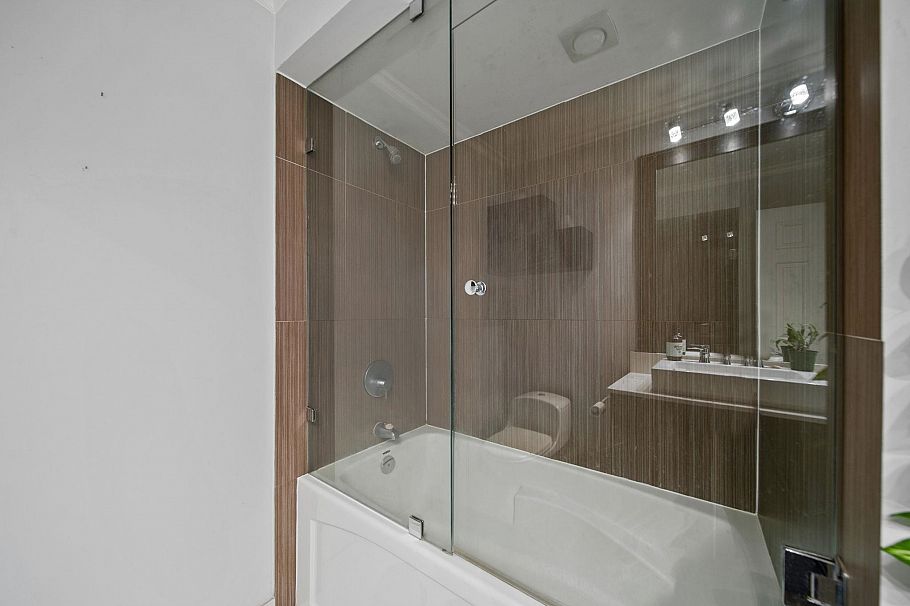 304 141 W 13th Street North Vancouver, BC - 20
