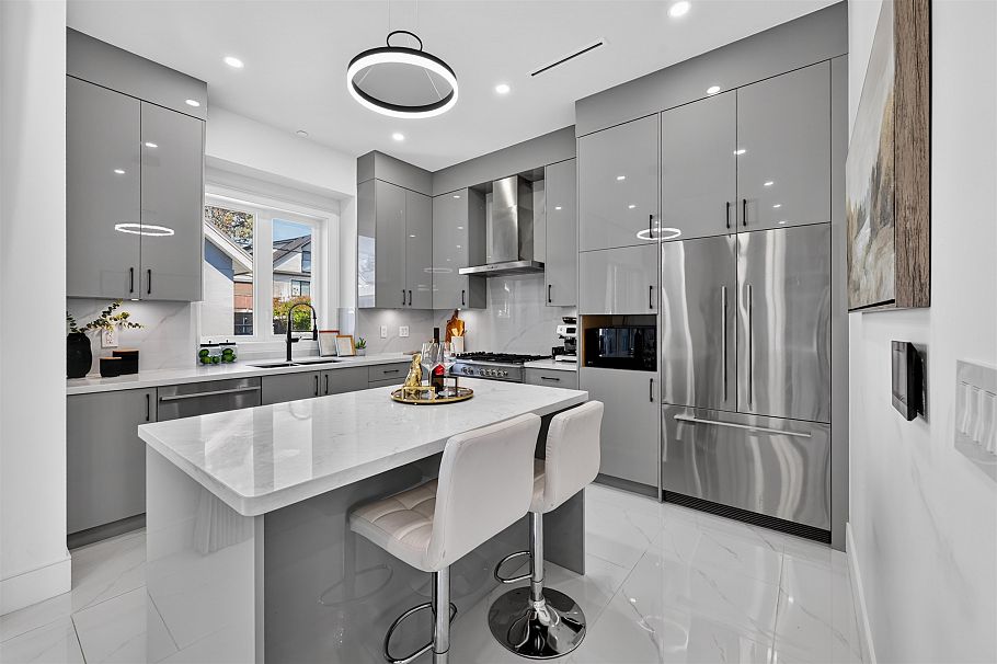425 E 56th Avenue Vancouver, BC - 5