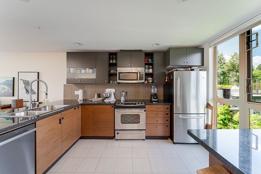 64 728 W 14th Street North Vancouver, BC - 9