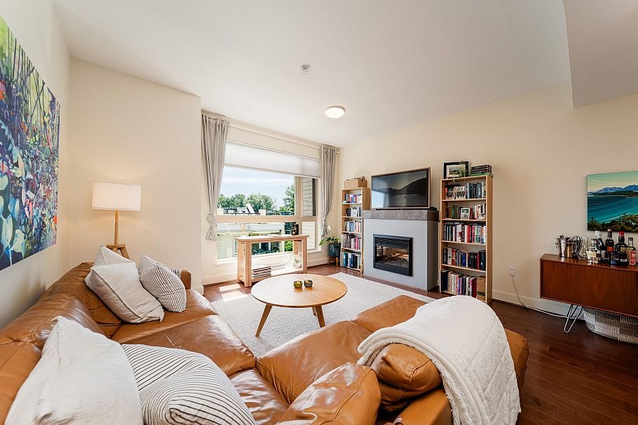 64 728 W 14th Street North Vancouver, BC - 3