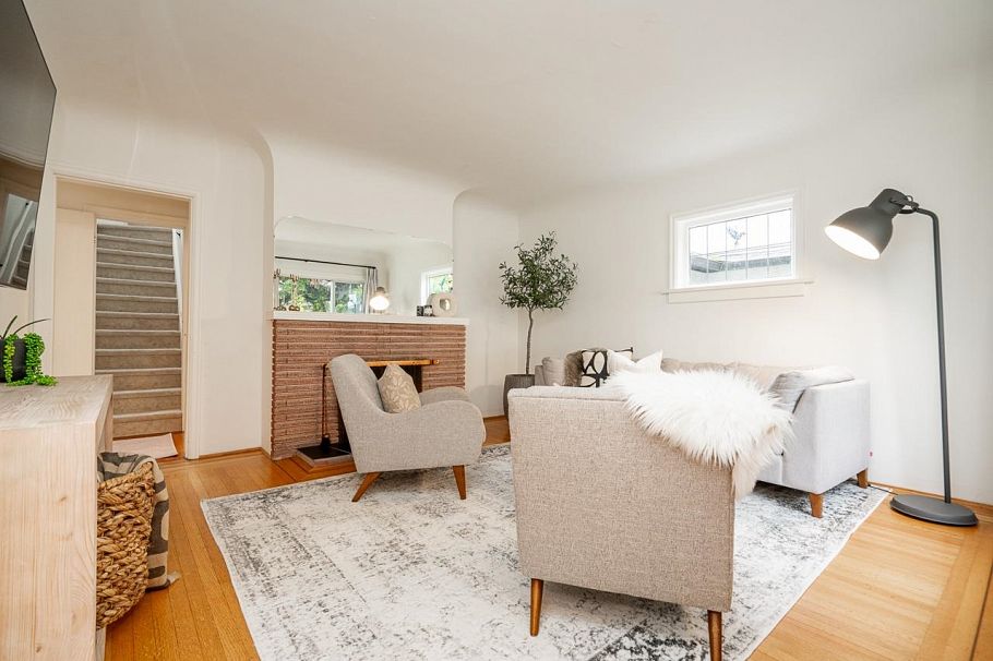 134 W 40th Avenue Vancouver, BC - 1